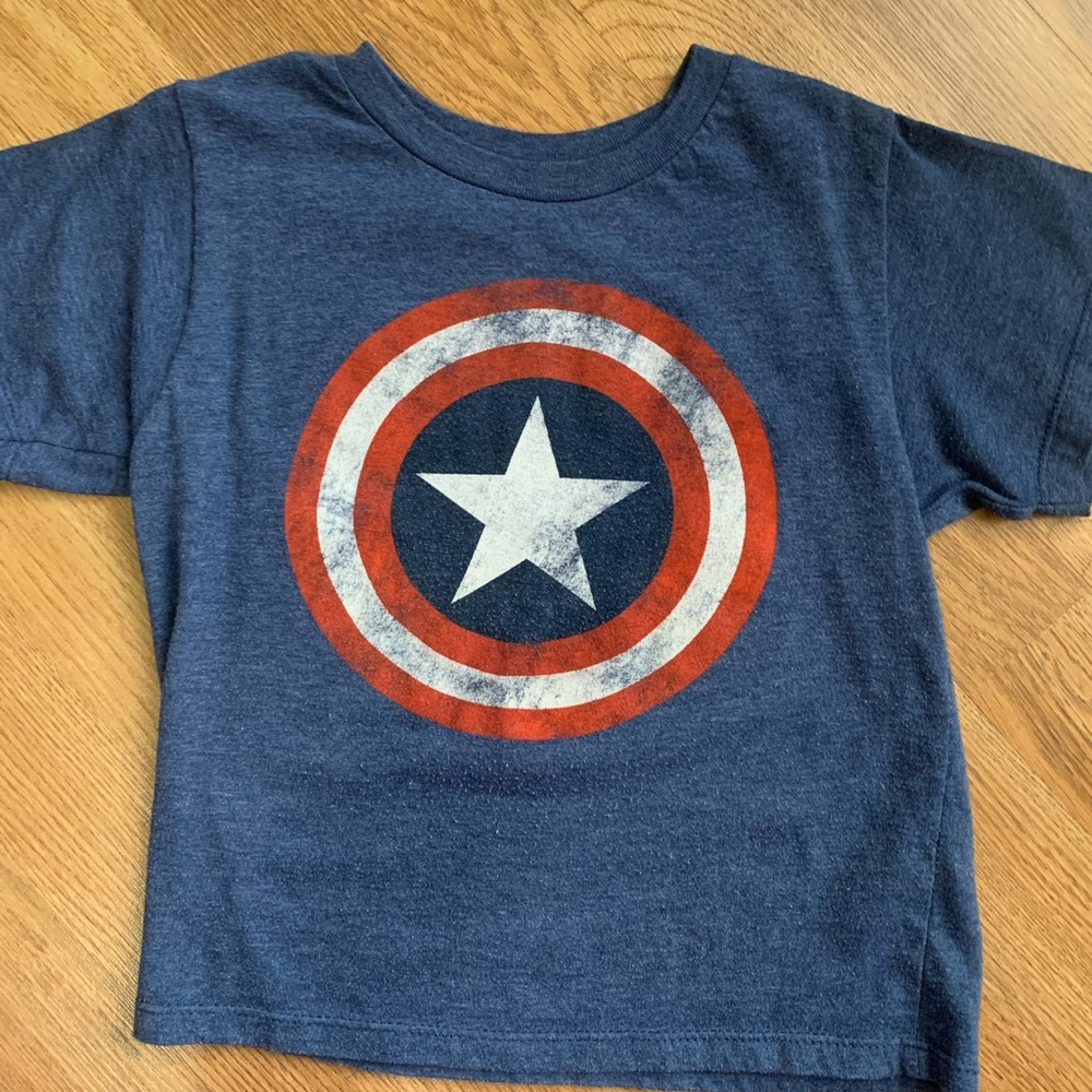 Boys Captain America shirt - size 5T